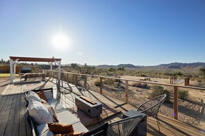 House, 4 Bedrooms | Outdoor dining - Rancho Nopales Jt - Pool, Hot Tub, Hammocks, Fast Wifi + Views! 4 Bedroom Home by RedAwning (Joshua Tree)
