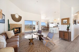 House, 4 Bedrooms | Living area