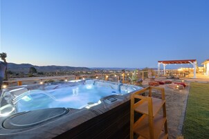 House, 4 Bedrooms | Outdoor spa tub