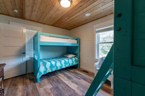 5 bedrooms, iron/ironing board, WiFi, bed sheets