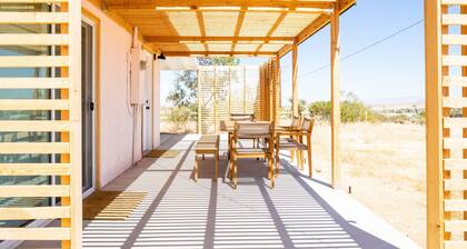 Flamingo Ranch - Dreamy Desert Design With Hot Tub 2 Bedroom Home by RedAwning