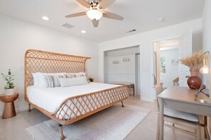 House, 3 Bedrooms - Golden Desert Ranch - Hot Tub, Fire Pit And Bbq! 3 Bedroom Home by RedAwning (Joshua Tree)