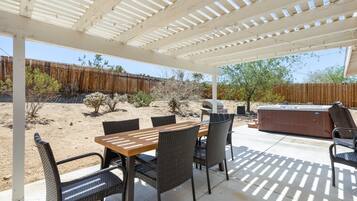 House, 3 Bedrooms | Outdoor dining