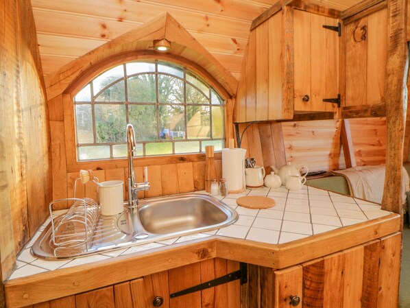 Fridge, cookware/dishes/utensils