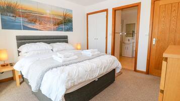 2 quartos, individualmente decorados, individualmente mobiliados