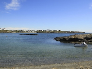 Una spiaggia nelle vicinanze