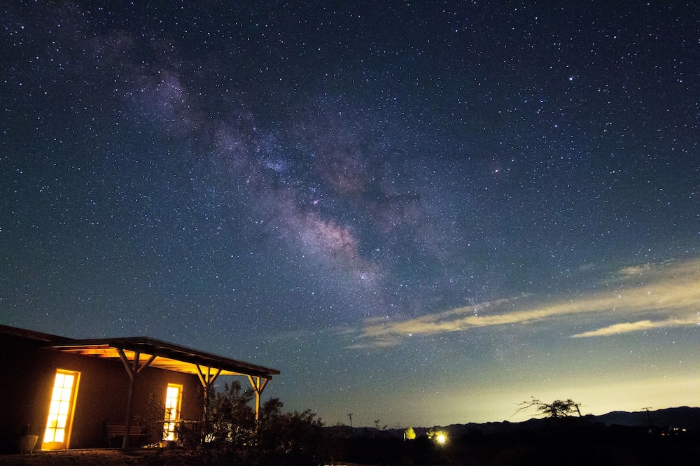 Martian Rose - Out Of This World Stargazing Cabin 2 Bedroom Home by RedAwning