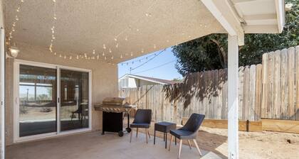 Colorful Cactus - Hot Tub, Bbq And Fire Pit! 4 Bedroom Home by RedAwning