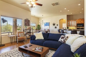 Casa, 4 habitaciones | Área de sala de estar