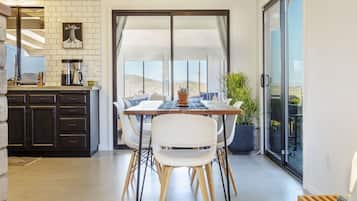 House, 2 Bedrooms | Tempat makan