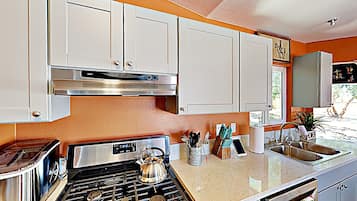 House, 3 Bedrooms | Private kitchen