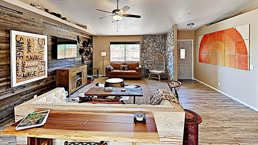 Rawhide Ranch - Walk To Pappy And Harriet's With Hot Tub! 3 Bedroom Home by RedAwning