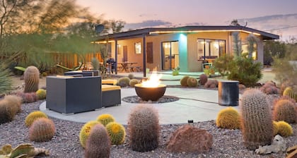 Sukha Life Hideaway - Hot Tub, Fire Pit, Privacy & Endless Views 1 Bedroom Home by RedAwning