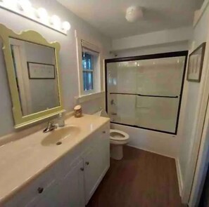 Hair dryer, towels, toilet paper - Eagle Pass Cabina- Unique Cabin Perfect for Two! (Hatteras)