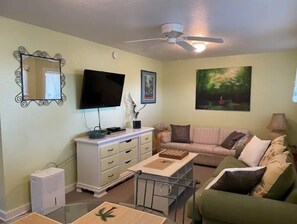 Smart TV - Eagle Pass Cabina- Unique Cabin Perfect for Two! (Hatteras)