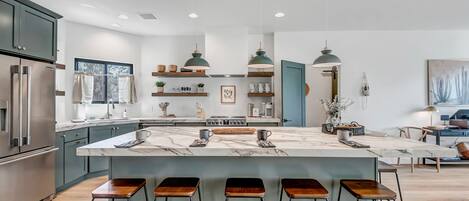 Een magnetron, een oven, een kookplaat, een vaatwasser