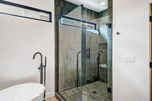 Ducha, secador de pelo, toallas, jabón