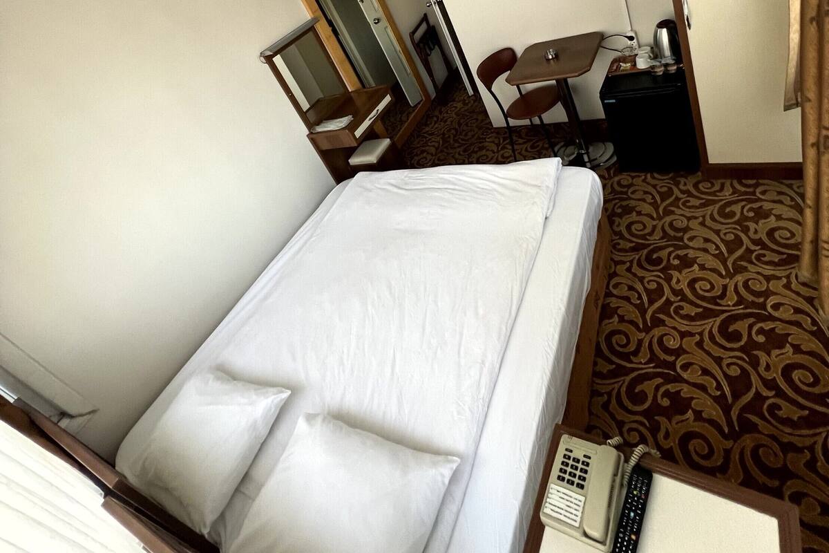 Minibar, escritorio, espacio para trabajar con laptop y wifi gratis