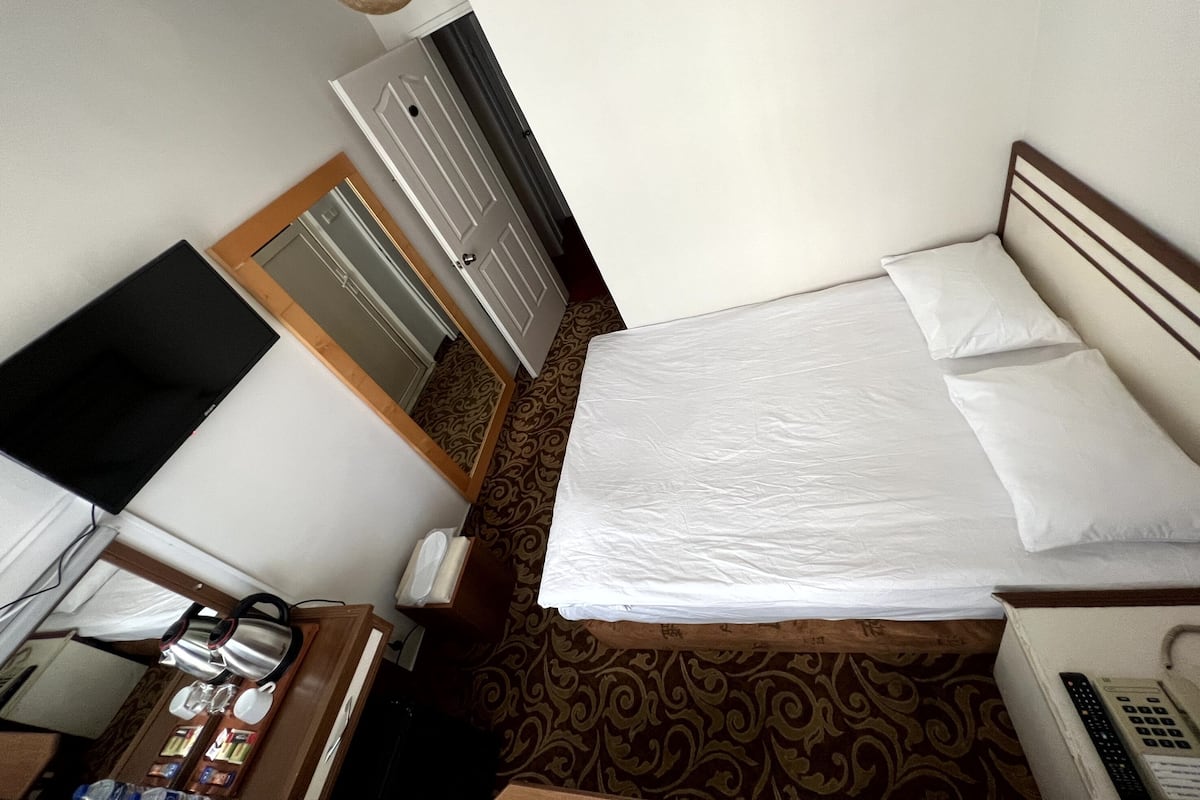 Minibar, escritorio, espacio para trabajar con laptop y wifi gratis