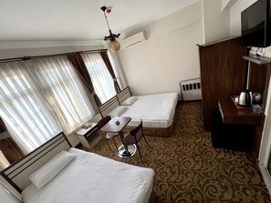 Familien-Dreibettzimmer | Minibar, Schreibtisch, laptopgeeigneter Arbeitsplatz, kostenloses WLAN