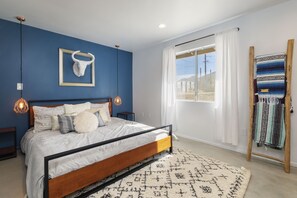 3 bedrooms, individually decorated, individually furnished, free WiFi - Cosmic Rabbit - Family Fun With Hot Tub!! 3 Bedroom Home by RedAwning (Joshua Tree)