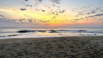 Plage, chaises longues, serviettes de plage