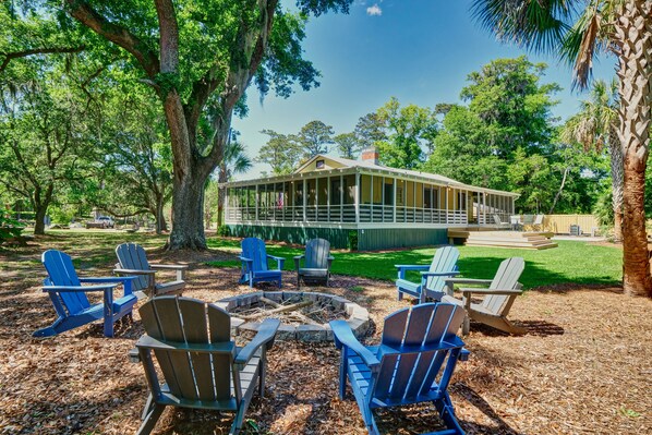 Terrace/patio - Vacation time! Spacious newly remodeled retreat with all the comforts to unwind. (Wilmington)