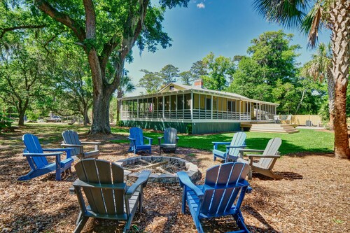 Vacation time! Spacious newly remodeled retreat with all the comforts to unwind.