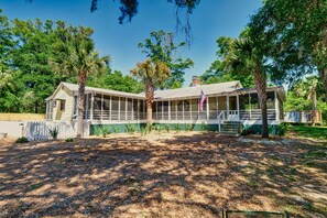 Exterior - Vacation time! Spacious newly remodeled retreat with all the comforts to unwind. (Wilmington)