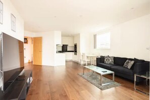 Departamento, 2 camas Queen size | Área de sala de estar | Chimenea 