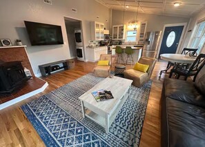 Smart TV - The SoHo House-2 blocks to KH Bay & 1 mi to Ocean! (Kill Devil Hills)