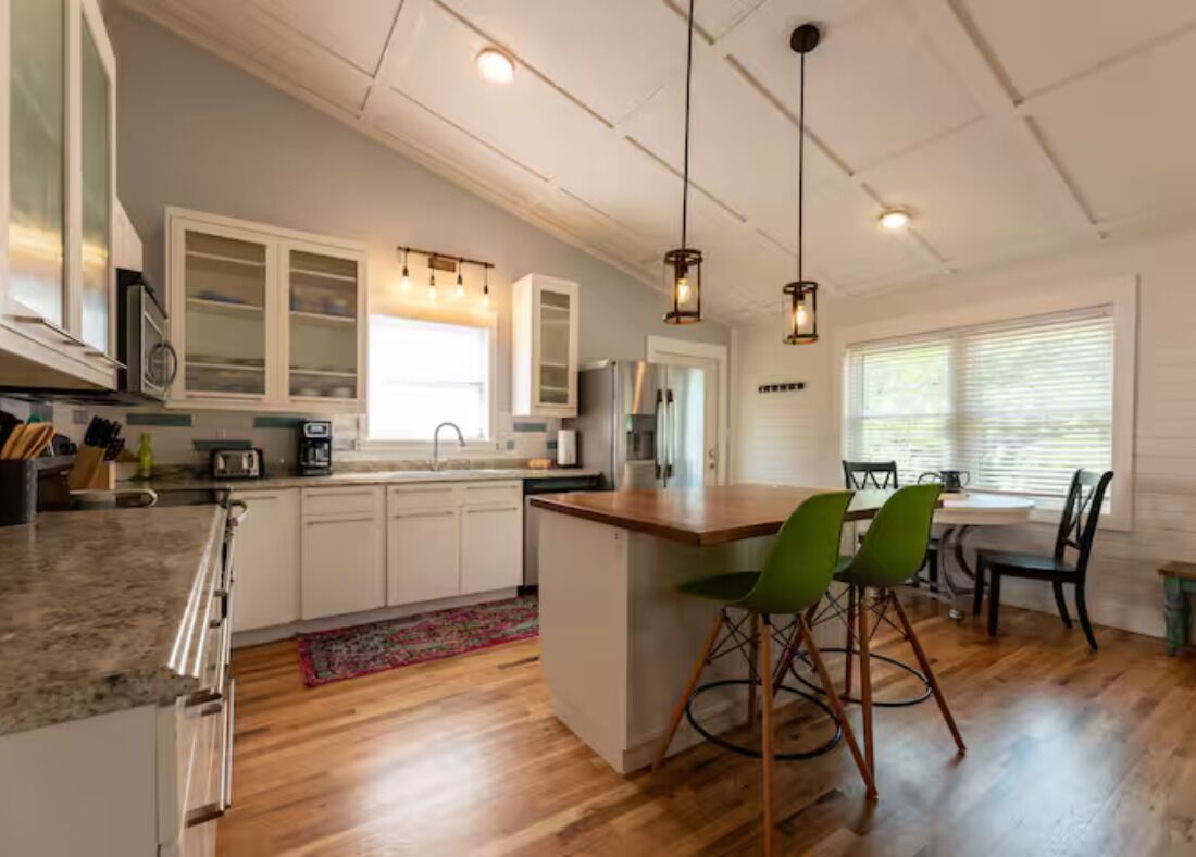 Kylskåp, mikrovågsugn, ugn och spishäll