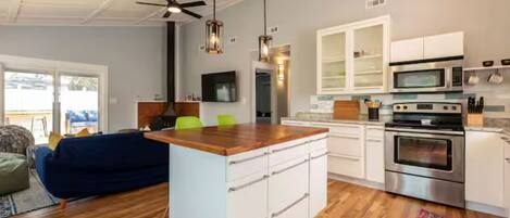 雪櫃、微波爐、焗爐、爐具