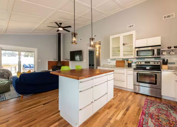 Køleskab, mikrobølgeovn, ovn, kogeplade