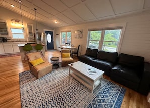 Smart TV - The SoHo House-2 blocks to KH Bay & 1 mi to Ocean! (Kill Devil Hills)
