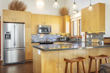 Refrigerador, horno, cafetera/tetera, tostadora