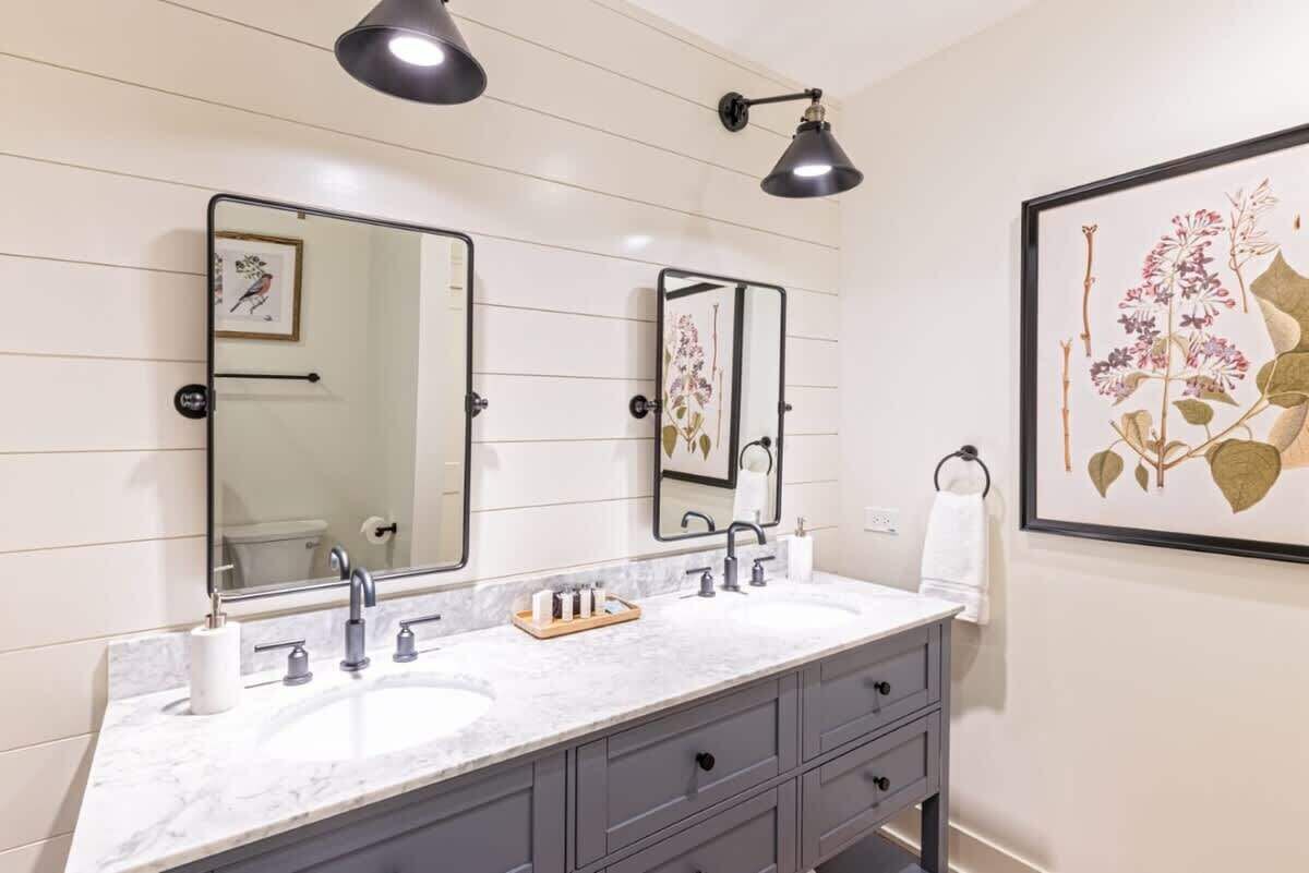 Regadera, secadora de cabello, toallas, shampoo 