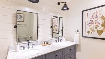 Regadera, secadora de cabello, toallas, shampoo