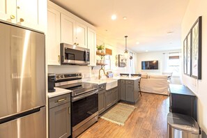 Een koelkast, een magnetron, een oven, een kookplaat