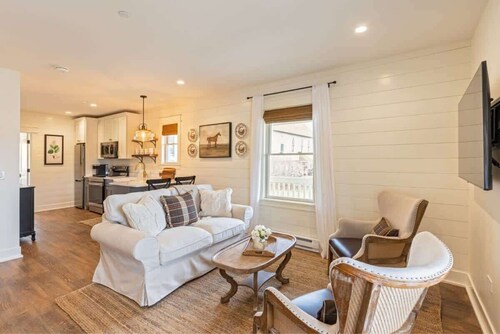 Charming Downtown Farmhouse Apartment #2