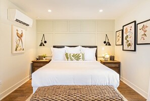 1 bedroom, iron/ironing board, WiFi, bed sheets - Charming Downtown Farmhouse Apartment #2 (West Dundee)