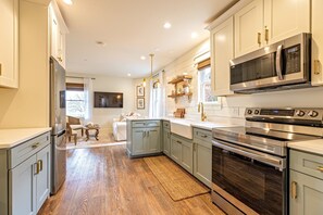 Køleskab, mikrobølgeovn, ovn, kogeplade