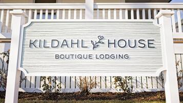 Placa para Kildaahl House Boutique Lodging, com um design simples e elegante.