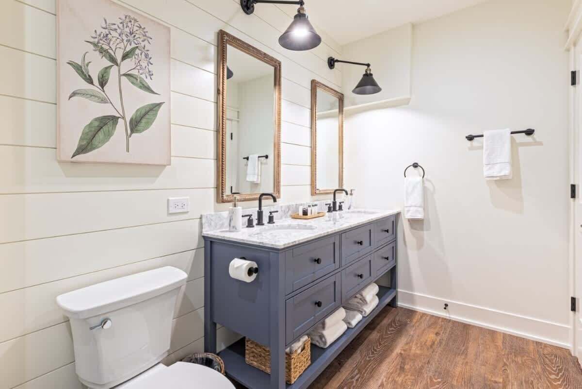 Een douche, een haardroger, handdoeken, shampoo