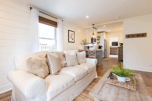 Charming Downtown Farmhouse Apartment #4