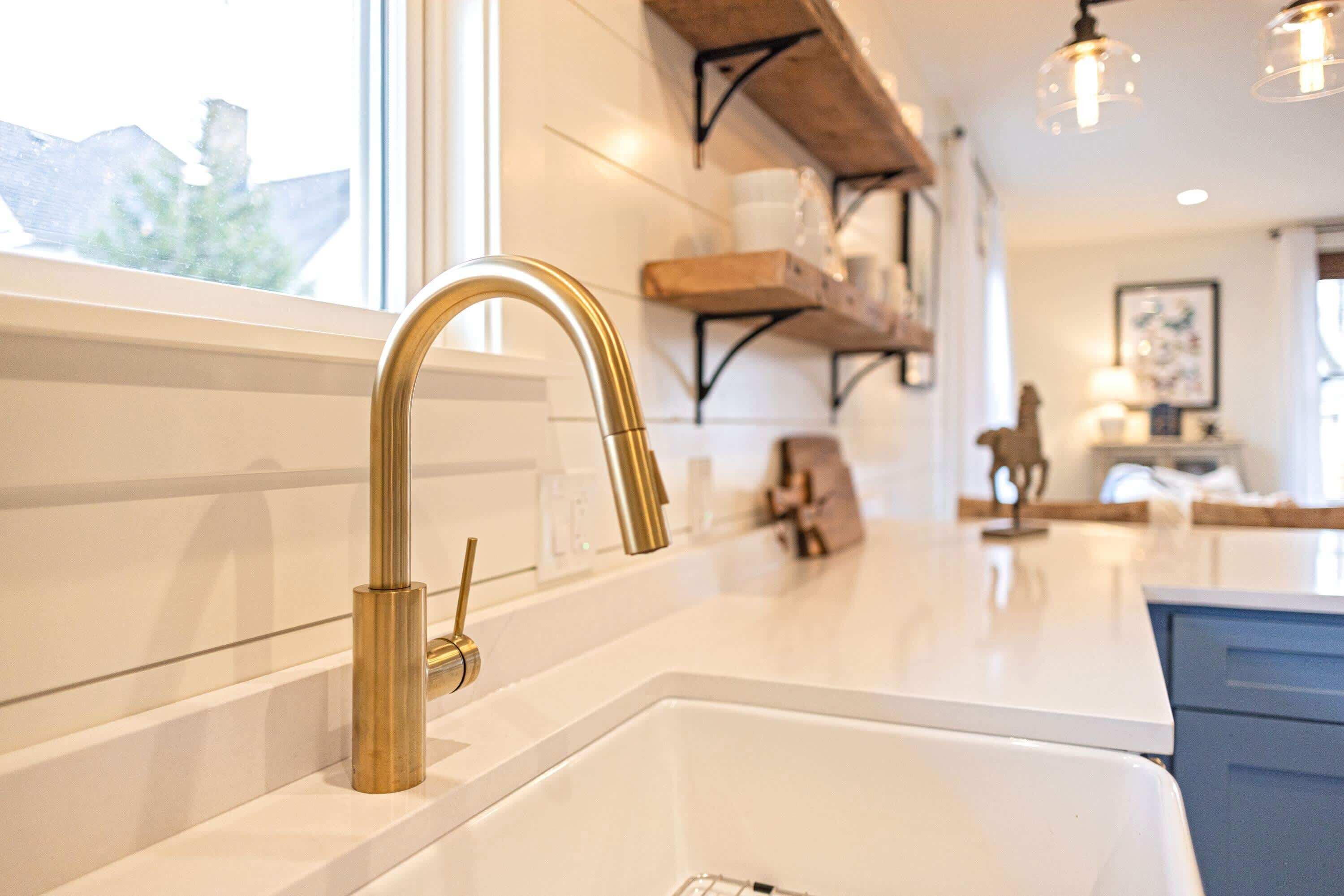 Douche, sèche-cheveux, serviettes fournies, shampoing