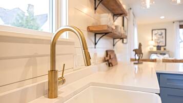 Douche, sĂšche-cheveux, serviettes fournies, shampoing