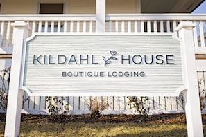 Ein Schild für Kildaahl House Boutique Lodging mit schlichtem, elegantem Design.