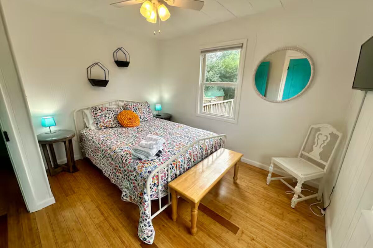 2 bedrooms, iron/ironing board, free WiFi, bed sheets