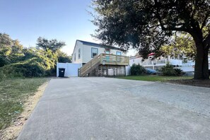 Property grounds - SandyPaws-0.5mi ToSound & 1mi ToBeach PetFriendly! (Kill Devil Hills)